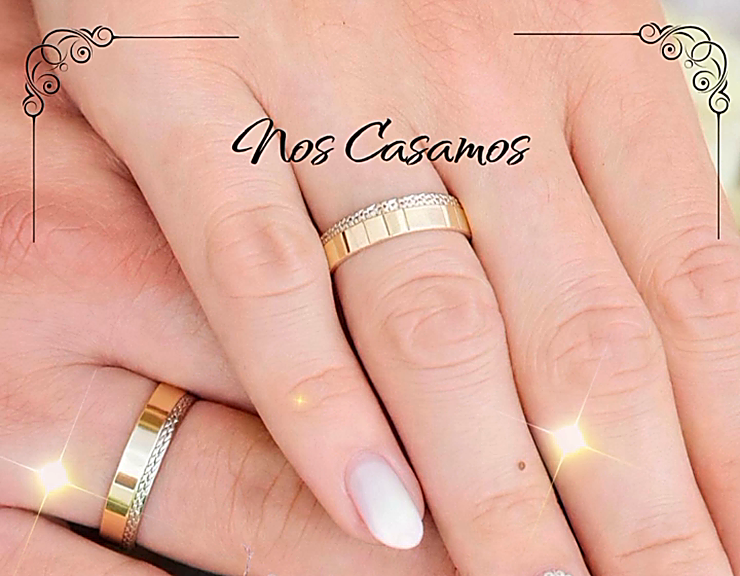 Manos de los novios entrelazadas con alianzas de oro